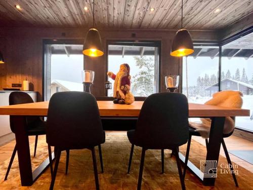 una mesa de comedor con un animal de peluche encima en Brand new cabin at Moseteråsen Hafjell Ski inout en Øyer