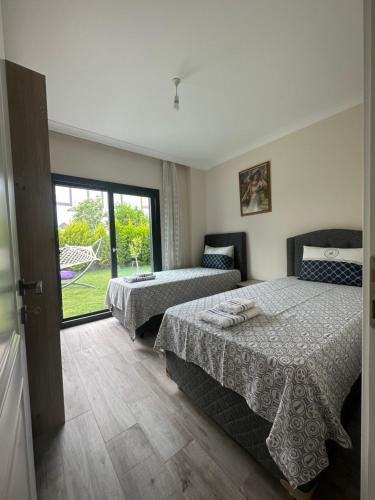 Postel nebo postele na pokoji v ubytování Bodrum Gümüşlükte havuzlu-bahçeli-3 yatak odalı müstakil villa