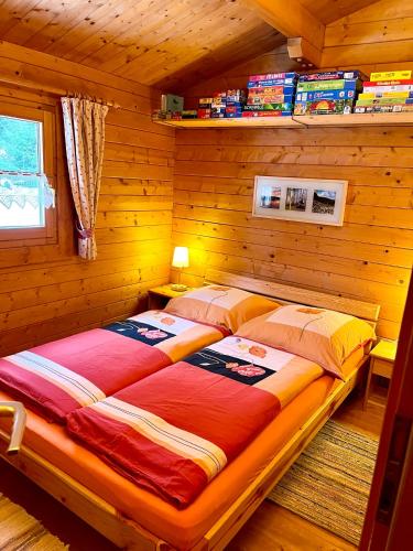 um quarto com uma cama num chalé de madeira em Thüringer Blockhaus 