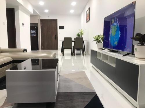 ein Wohnzimmer mit einem Flachbild-TV auf der Theke in der Unterkunft Căn hộ ngắn hạn Thành phố Hồ Chí Minh Gần sân bay in Ho-Chi-Minh-Stadt