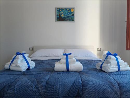 um quarto com uma cama com toalhas em Chilù em Cagliari