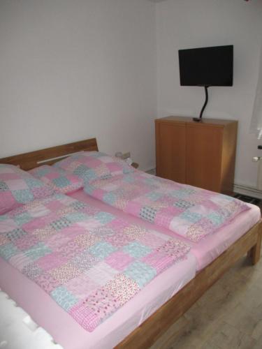 Ferienwohnung in Hameln am Wald tesisinde bir odada yatak veya yataklar