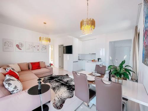 Гостиная зона в Montesun Apartments Bečići
