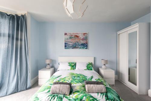 um quarto com uma cama e duas mesas de cabeceira em Eden Cottage - 9 Guests, Sea Views, Central Cowes em Cowes