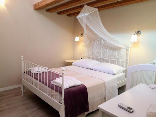 Villa Aurelia في Žman: غرفة نوم مع سرير أطفال أبيض في غرفة