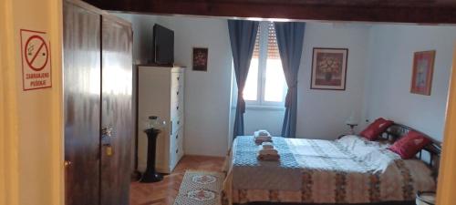 een kleine slaapkamer met een bed en een raam bij Casa Julija in Rovinj