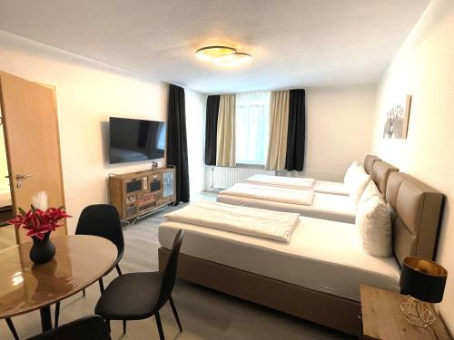 una camera d'albergo con un letto grande e un tavolo di Park-Residenz Isernhagen ad Hannover