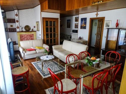 諾切勞恩布拉的住宿－Residenza Maestà del Picchio-Il Cielo，客厅配有沙发和桌椅