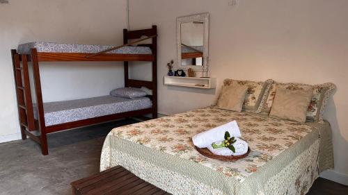 サント・アマロにあるAmoradaのベッドルーム1室(ベッド1台、二段ベッド1組付)