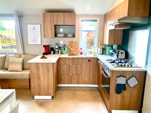 Gallery image of Mobil Home excellence 6 personnes au camping Mer et Soleil, Saint George d'Oléron in Les Sables Vignier