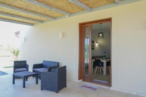 a living room with two chairs and a table at le casette in Aradeo