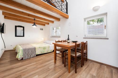 een slaapkamer met een bed, een tafel en een bureau bij STANZIA Santa Brigida in Rovinj
