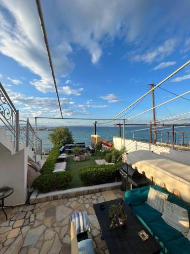 balcón con vistas al océano en Ελένη en Megalochori