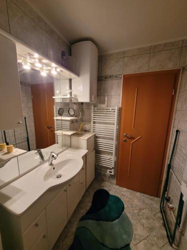 bagno con lavandino e grande specchio di Appartement Terme Čatež P93 with Terme Tickets a Čatež ob Savi