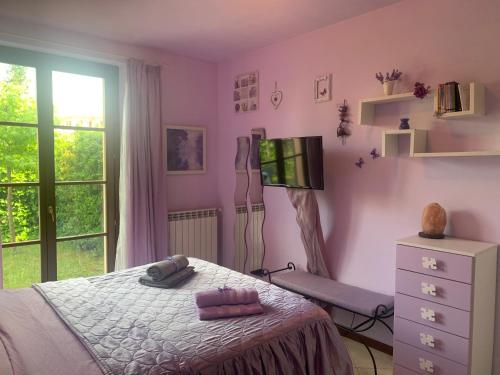 - une chambre avec un lit, une commode et une fenêtre dans l'établissement Appartamento Valdichiana, à Bettolle