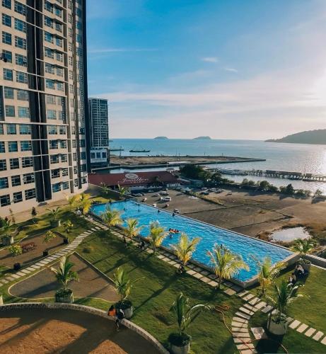 a view of a large swimming pool next to a building at SEAVIEW LUXURY CONDO HOMESTAY 2Bed 2bath Jesselton Quay by R2 Residence in Kota Kinabalu
