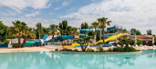 een waterglijbaan in een resort met een zwembad bij La Carabasse in Vias