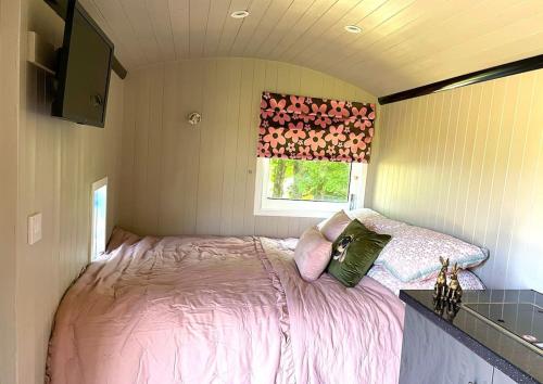een slaapkamer met een bed in een kleine kamer bij The Rookery in Lothersdale