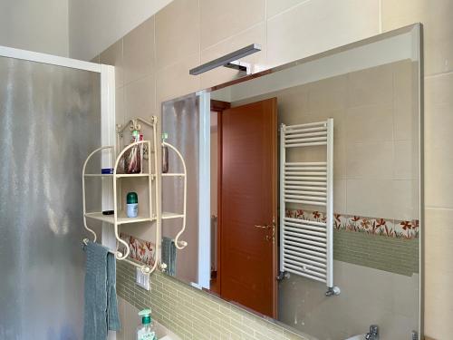 La salle de bains est pourvue d'un miroir et d'un porte-serviettes. dans l'établissement Casa Vacanze Garbatella, à Rome