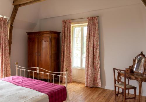 - une chambre avec un lit et une fenêtre dans l'établissement Chambres d'hôtes Château de Saint Etienne du Bois, à Saint-Étienne-du-Bois