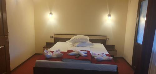 1 dormitorio con 1 cama con toallas en Pensiunea Cezar-Codrin en Cheia