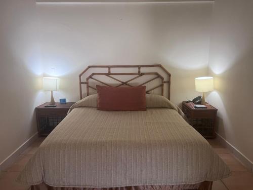 Aurora Luxury Suite con acceso a la playa في شام: غرفة نوم بسرير كبير مع مواقف ليلتين