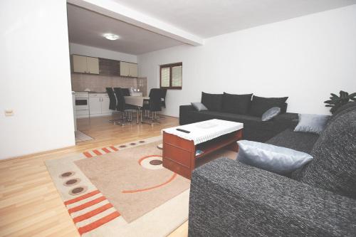 - un salon avec un canapé et une table dans l'établissement Apartman Komfor, à Banja Luka