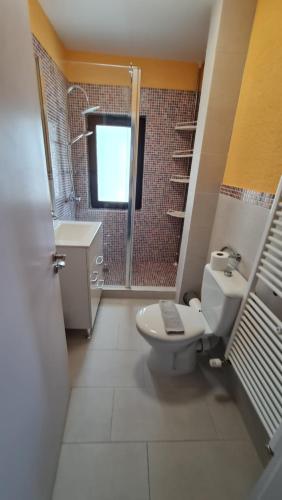 een badkamer met een toilet, een wastafel en een douche bij Pomiculturii Residence 7 in Timişoara