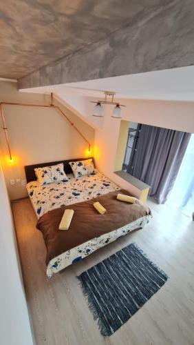 een slaapkamer met een groot bed en een tapijt bij Pomiculturii Residence 7 in Timişoara
