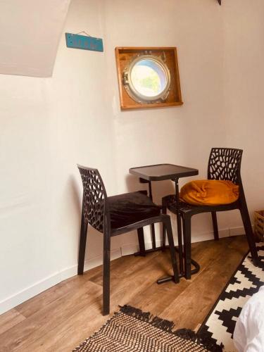 une table et deux chaises dans une pièce dans l'établissement jolie chambre sur péniche, à Strasbourg