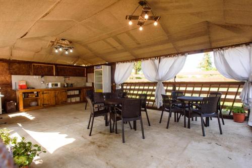 Alakhadzi的住宿－Эко-комплекс Эмилия，厨房以及带桌椅的用餐室。