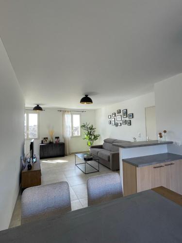 un salon avec un canapé et une table dans l'établissement Le Lourmarinois, à Lourmarin