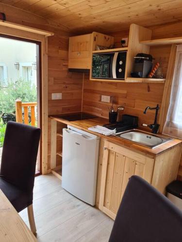 Dapur atau dapur kecil di Tiny House Roulotte