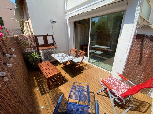 een terras met stoelen en een tafel en stoelen bij DOUCEUR BANDOLAISE in Bandol