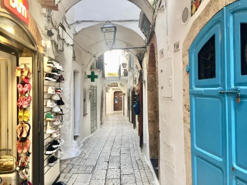 an alley with a blue door in a building at Sperlonga Shores in Sperlonga