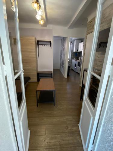 een gang met een tafel en een whiteboard in een kamer bij DOUCEUR BANDOLAISE in Bandol