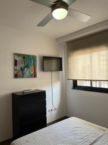 1 dormitorio con 1 cama y ventilador de techo en PLAYA ALMENARA ATICO DUPLEX VISTAS AL MAR Y MONTAÑA WIFI,PISCINA a, en Almenara