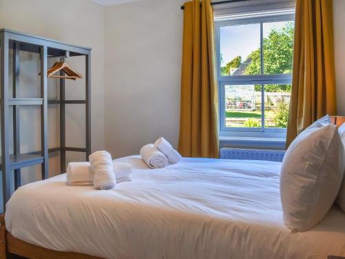 1 dormitorio con 1 cama blanca y ventana en Ellies Nook, en Ireby