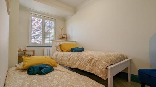 小荷蘭的住宿－The Retreat，一间卧室设有两张床和窗户。