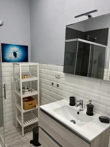 un baño con lavabo y espejo en Elvis Home, en Salerno