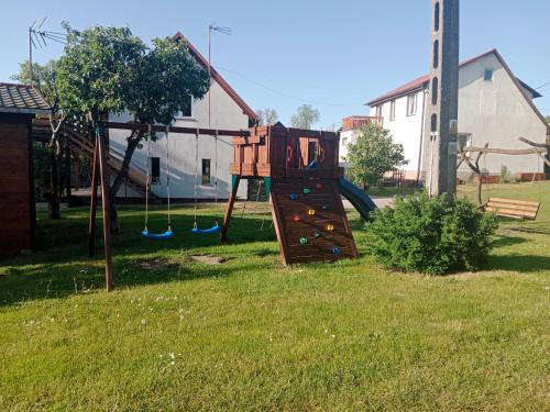 Φωτογραφία από το άλμπουμ του Domek drewniany nad jeziorem σε Zełwągi