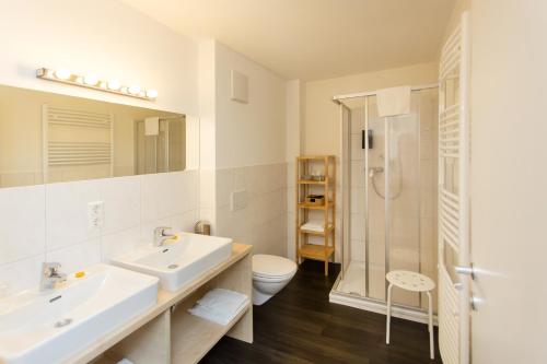 biała łazienka z umywalką i prysznicem w obiekcie Hotel/Pension Kaya 