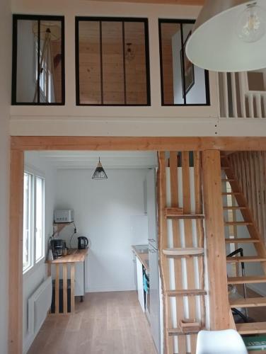un loft converti en une maison avec un escalier dans l'établissement Châlet montagne 6 personnes, à Laruns