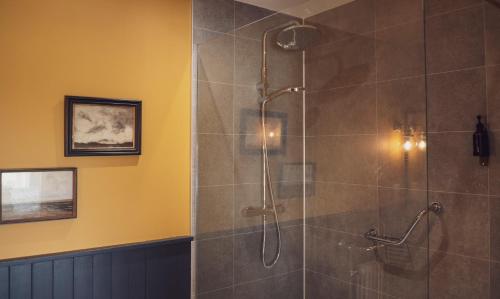 baño con ducha y puerta de cristal en Ullinish House en Ullinish
