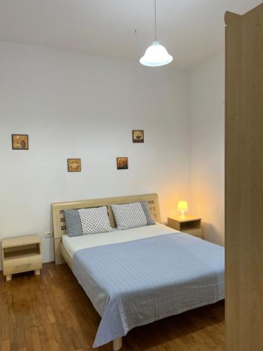 een slaapkamer met een groot bed met blauwe kussens bij Villa Claudia Beach Apartment in Premantura