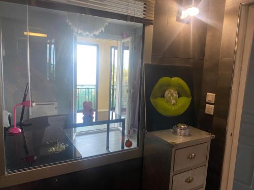 une pièce avec un bureau et une citrouille verte sur le mur dans l'établissement Duplex F4 sanguinaires à 5 mn de la plage, à Ajaccio