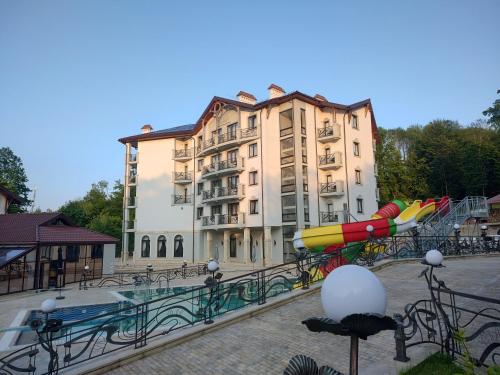 un edificio con un parque acuático con tobogán en Molfar Resort Hotel & SPA, en Shayan