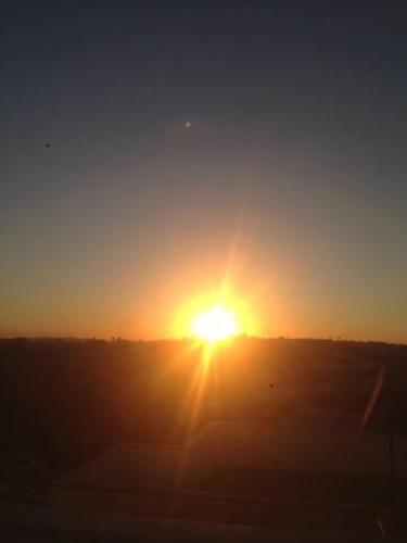 una puesta de sol vista desde un avión en Aconchego 2 - Suíte, en Varginha