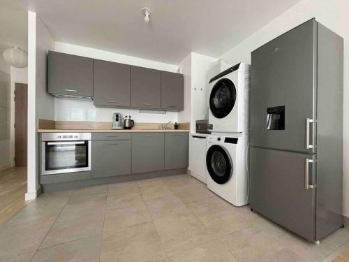 Il comprend une cuisine équipée d'un réfrigérateur et d'un lave-linge/sèche-linge. dans l'établissement Le Cœur Urbain, au Mans