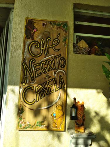 um sinal na lateral de um edifício com um sinal em Pousada Café Country em Petrópolis